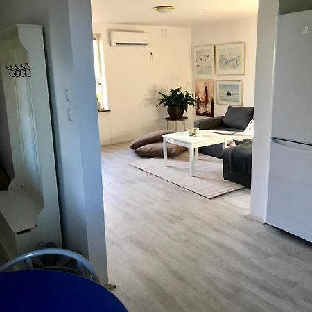 Rymlig Laegenhet I Avdelat Hus Med Egen Parkering Apartamento Kaglinge Exterior foto