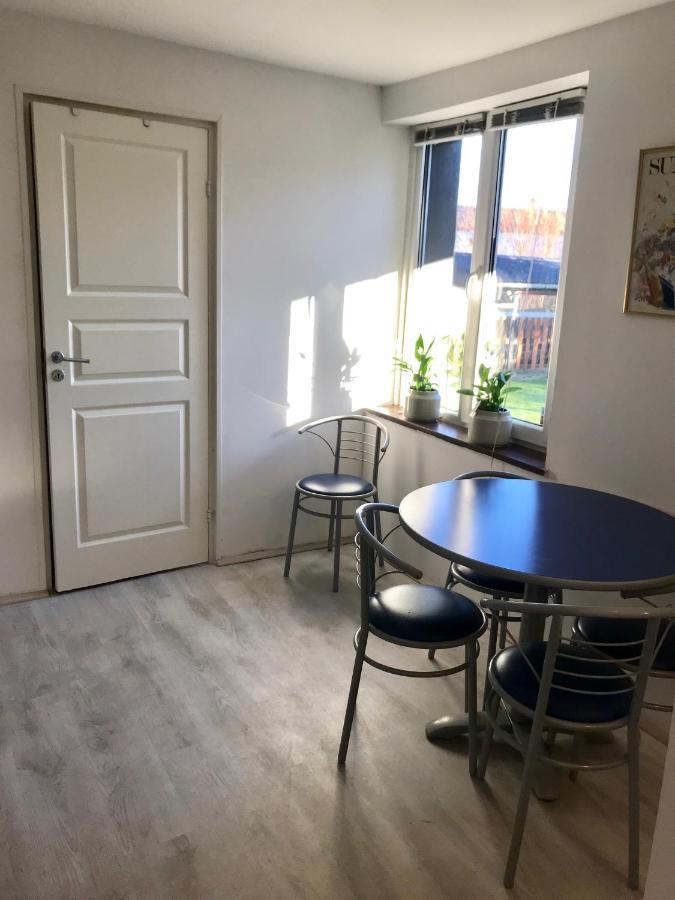 Rymlig Laegenhet I Avdelat Hus Med Egen Parkering Apartamento Kaglinge Exterior foto