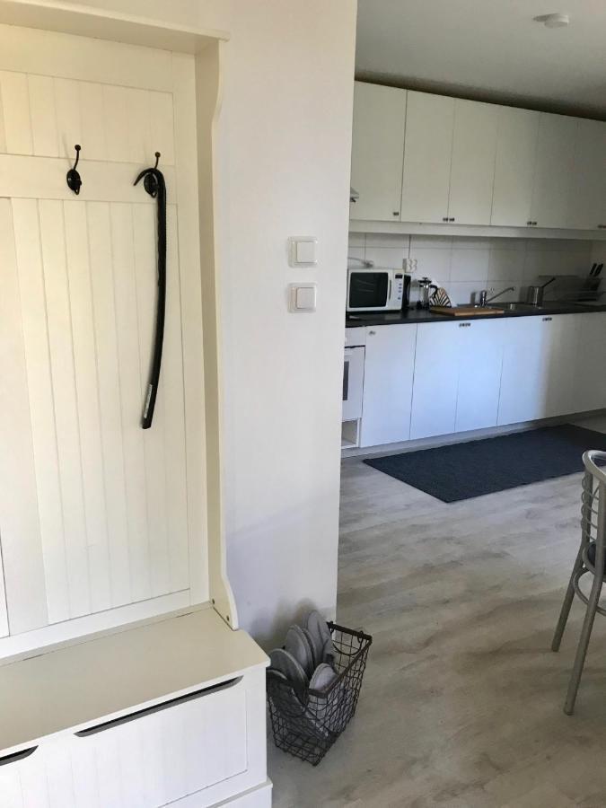 Rymlig Laegenhet I Avdelat Hus Med Egen Parkering Apartamento Kaglinge Exterior foto